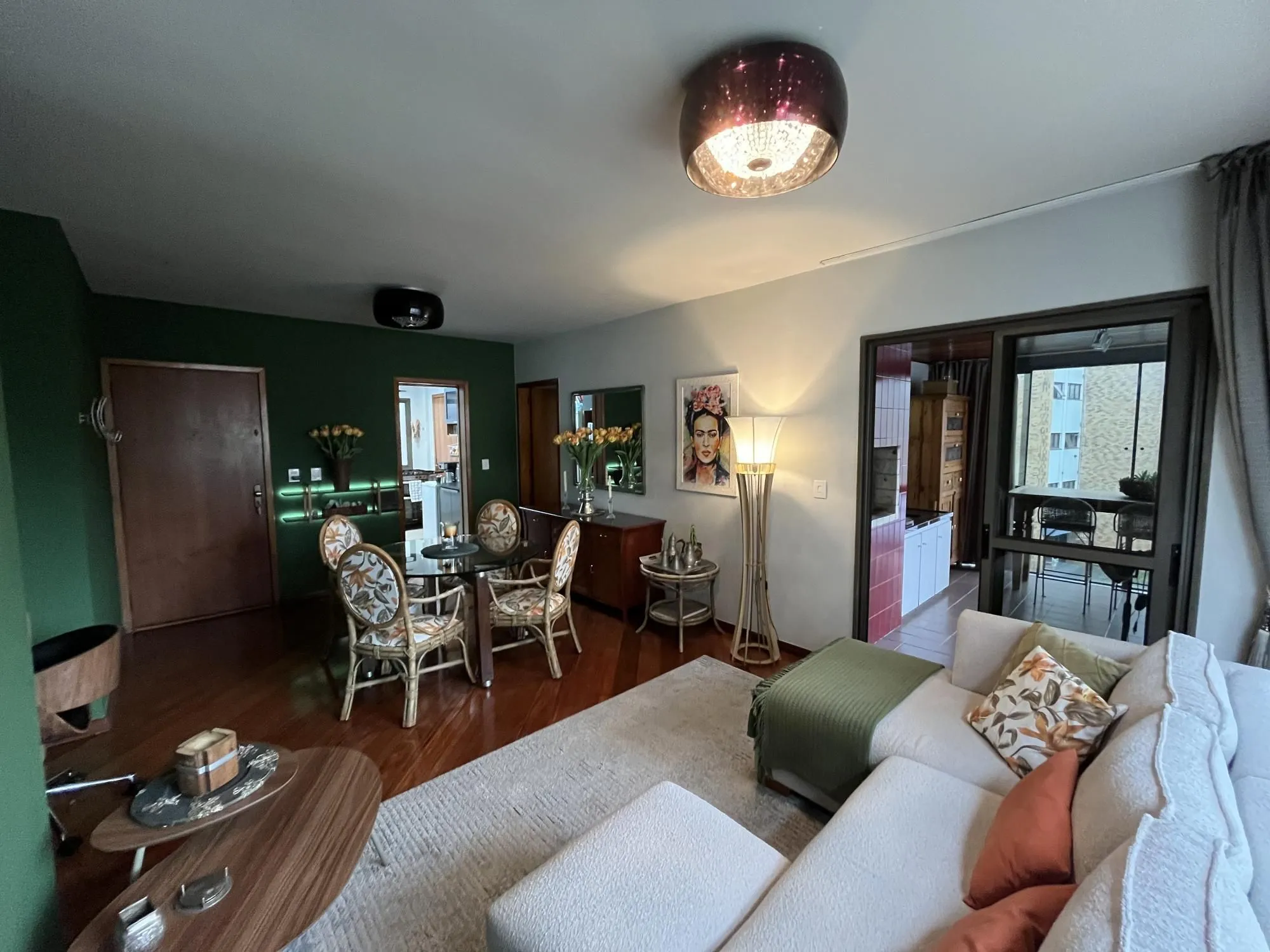 Imagem Apartamento de 2 quartos, suíte, churrasqueira, lareira e garagem Bela Vista POA