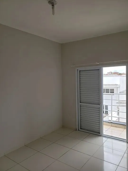 Imagem Casa em Condomínio à Venda em Sorocaba-SP, Bairro Horto Florestal: 3 Quartos, 1 Suíte, 1 Sala, 4 Banheiros, 2 Vagas, 164m².