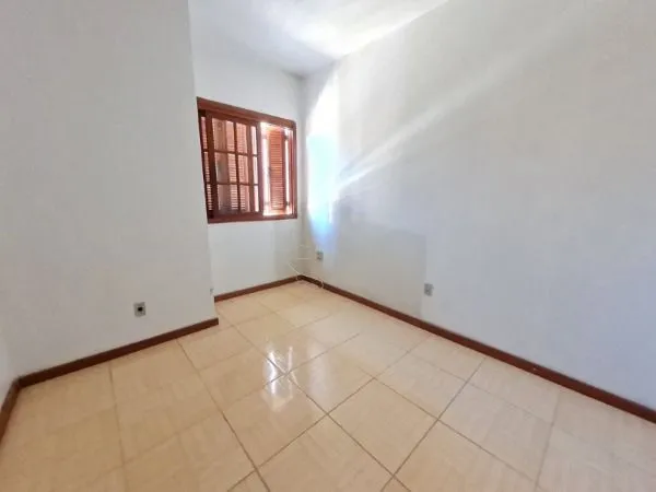 Imagem Casa de 3 dormitórios, apenas uma quadra da Av. Edgar Pires de Castro