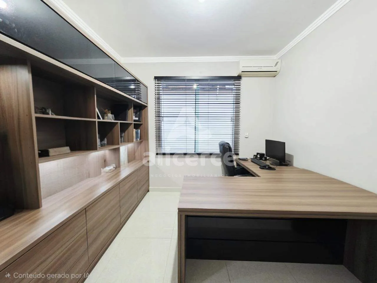 Imagem Casa Alto `Padrão a 1 quadra da Beira-Mar Continental | 3 Dormitórios I 4 Vagas de Garagens I Piscina no bairro Estreito - Florianópolis/SC