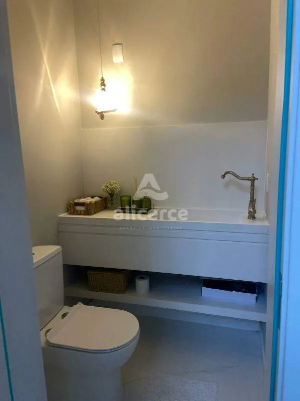 Imagem Casa de Alto Padrão com Fundos para o Lago - 3 Dormitórios I 1 Suíte I 2 Vagas de Garagem - em Acqua Condomínio Clube, Deltaville - Biguaçu/SC