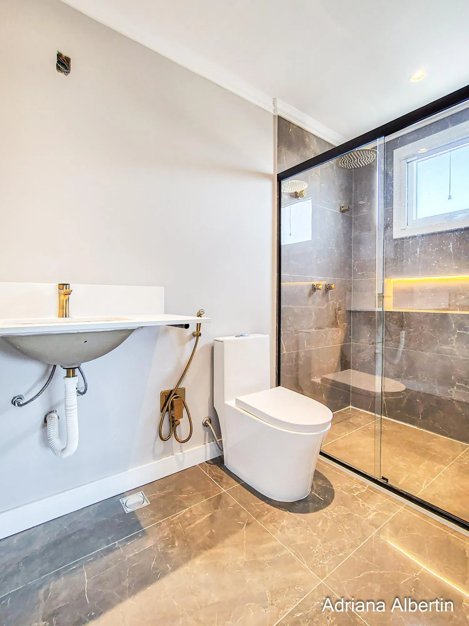 Imagem Casa mobiliada em condomínio Alphaville com 4 suítes, área verde nos fundos e piscina