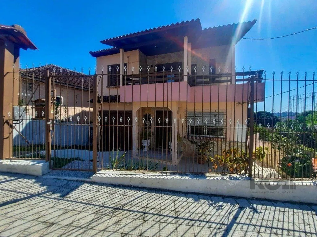 Imagem Excelente casa de 240m² com 4 dormitórios e 2 vagas.