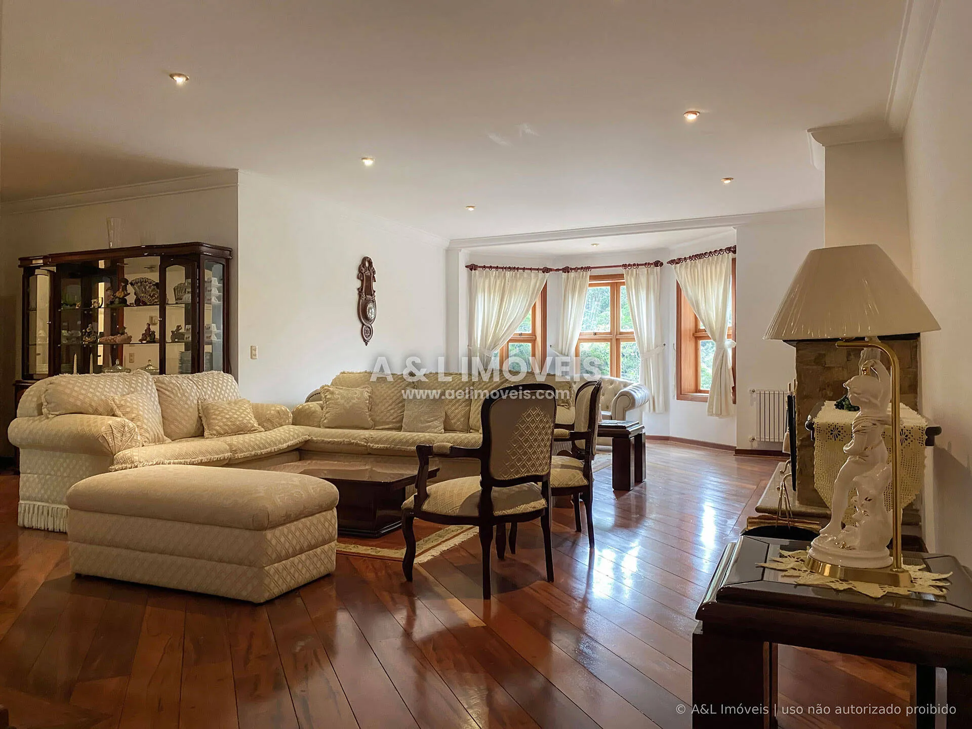 Imagem Apartamento próximo ao Capivari com 3 suítes e calefação