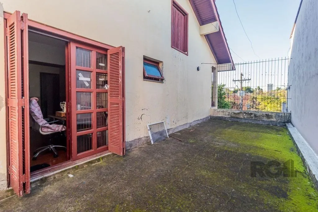 Imagem Sobrado de 215m² - 4 dormitórios, 5 vagas no bairro Passo das Pedras