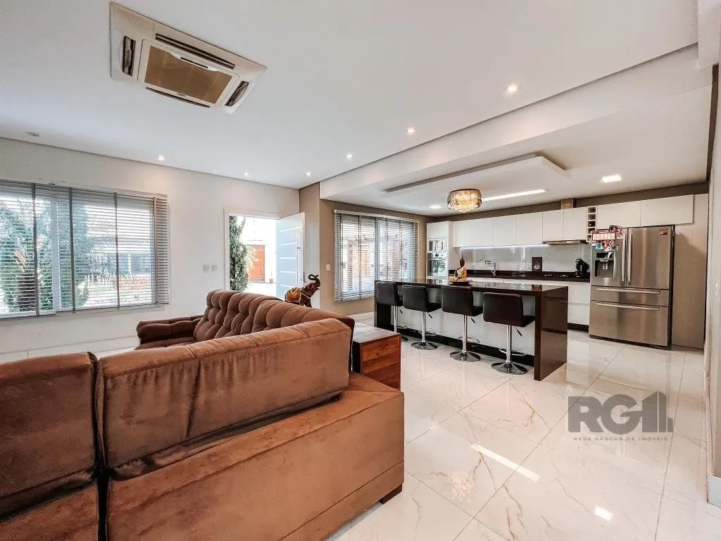 Imagem Excelente residência com aproximadamente 242m² privativos,