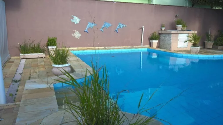 Imagem LINDA CASA EM DOIS LOTES COM BELA PISCINA E PAISAGISMO