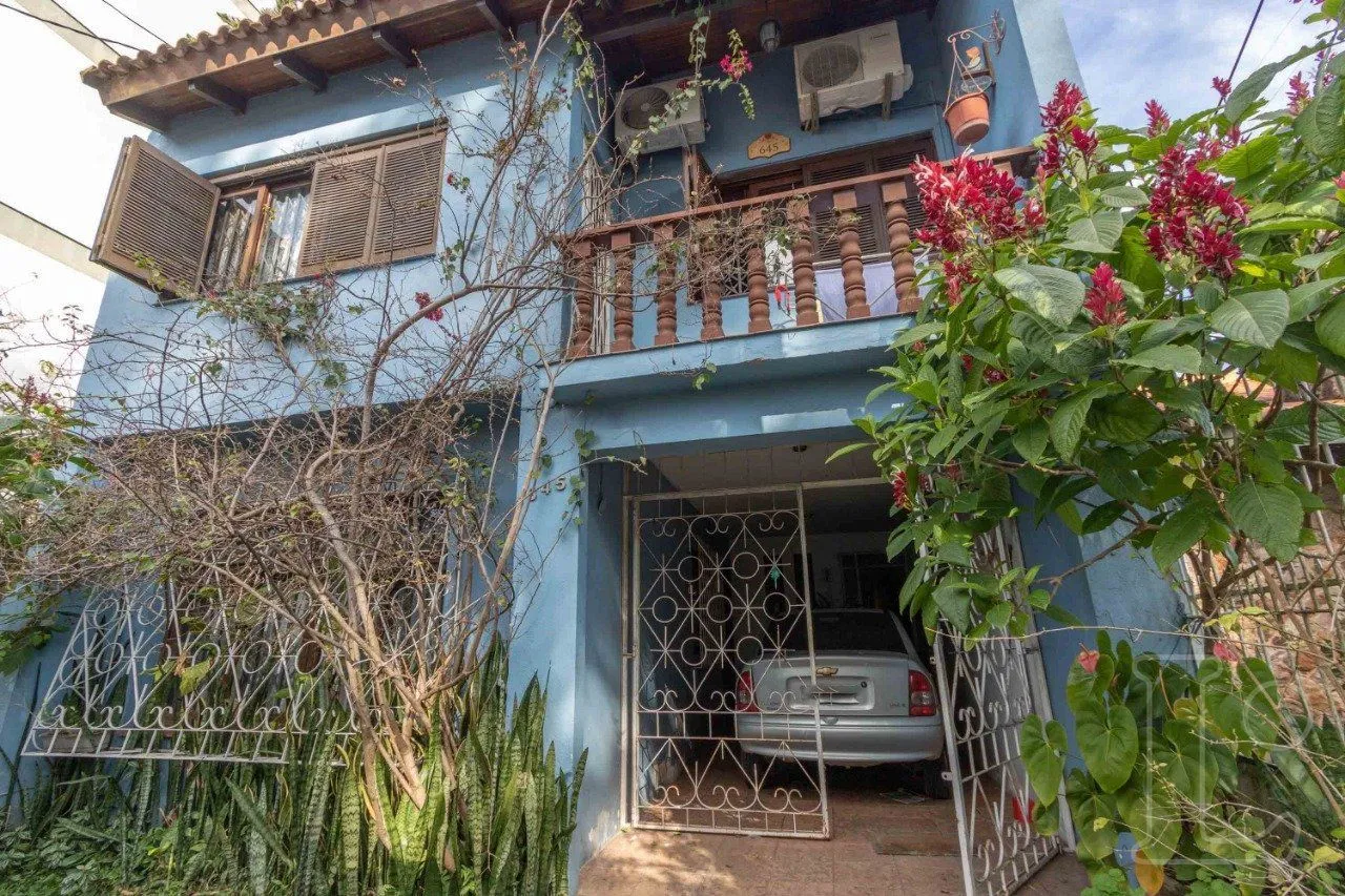 Imagem Sobrado para Venda - 241m², 4 dormitórios, sendo 1 suites, 1 vaga - Camaquã