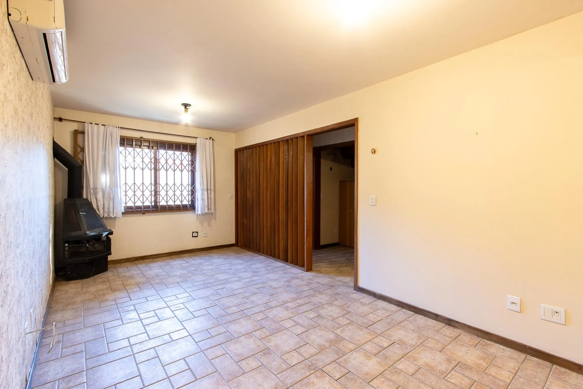 Imagem Casa 3 dormitórios, 1 suíte, 2 vagas - Bairro Camaquã