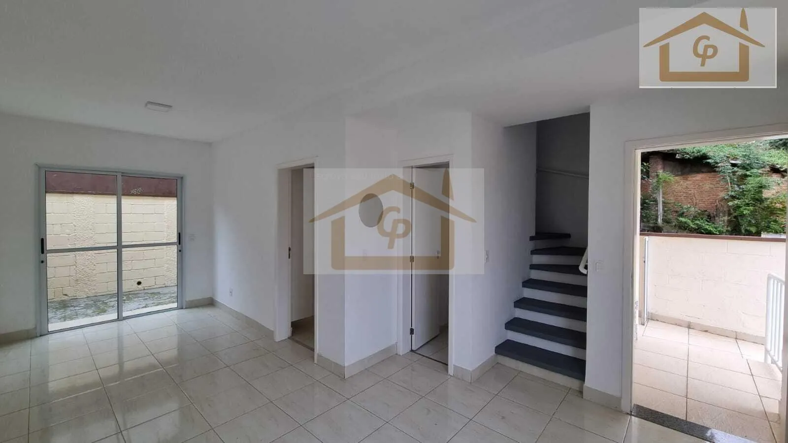 Foto do imóvel Casa com corredor lateral, 3 quartos sendo um suíte, 2 vagas