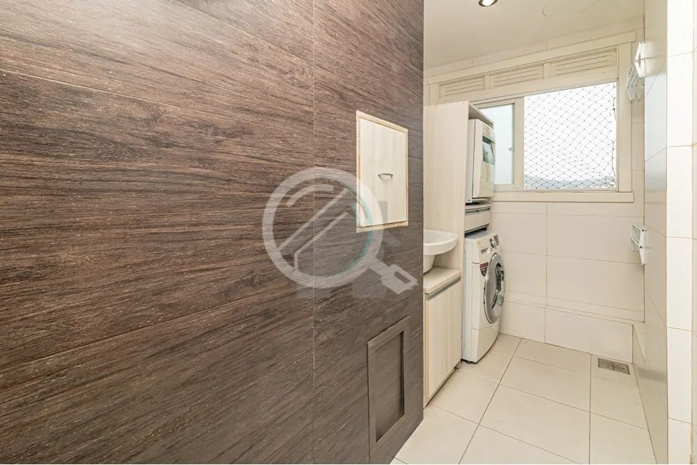 Imagem Apartamento amplo em andar alto com vista permanente e panorâmica da cidade, em rua arborizada e tr...