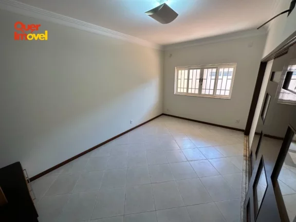 Imagem Oportunidade Imperdível de Casa à Venda no Jardim Antártica, Ribeirão Preto-SP! 5 quartos, 3 suítes, 3 salas, 4 banheiros, 5 vagas de garagem e 324,00 m² de área. Permuta e Financiamento. Quer Imóvel Negócios Imobiliários.