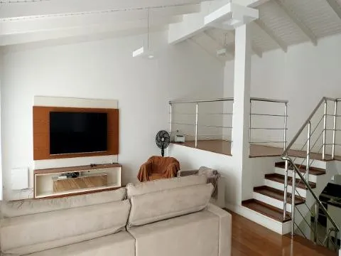 Imagem VENDA DE SOBRADO NO CONDOMÍNIO ARUJAZINHO IV, EM ARUJÁ/SP, 200m² com 5 suítes, ambientes claros, churrasqueira e vista privilegiada. CONSULTE-NOS