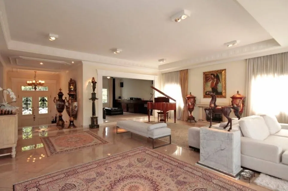Imagem Casa sobrado, de alto padrão no Alphaville Residencial 8, com 6 suítes, 980m², piscina, elevador, área gourmet, academia, sauna, spa e 5 vagas.