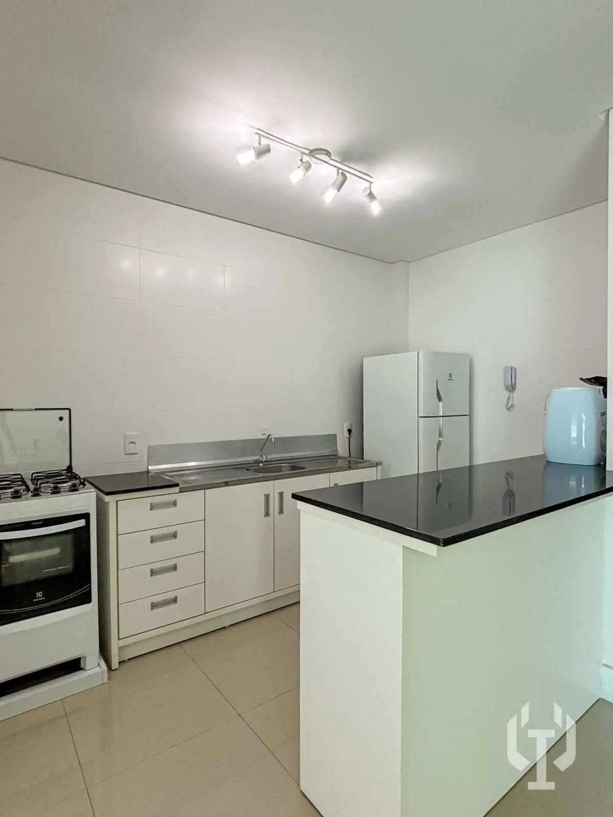 Imagem Apartamento com 3 dormitórios e 2 vagas de garagem em Meia Praia
