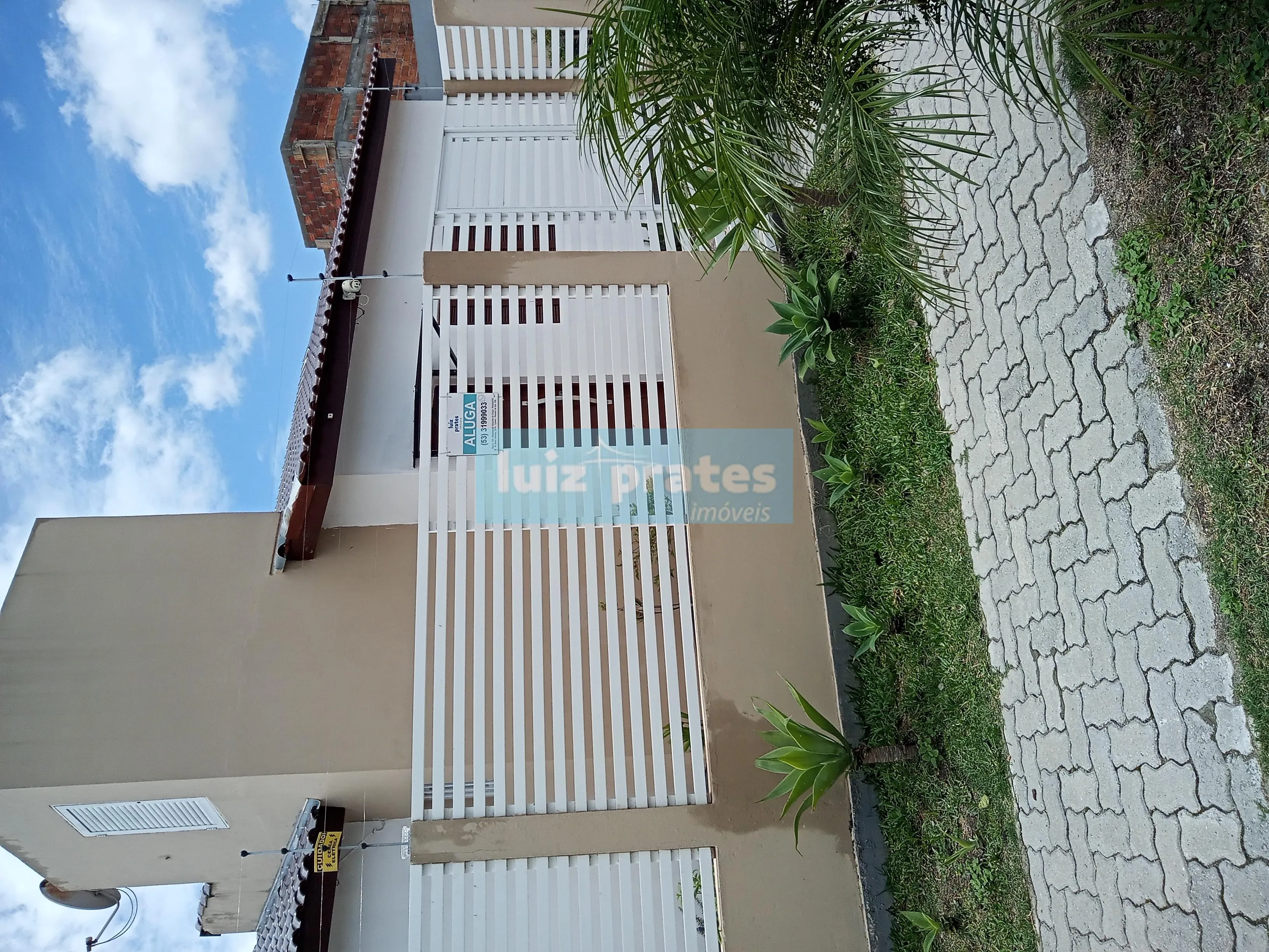 Imagem Ótima casa térrea, pátio grande, toda murada, portão acionamento eletrônico