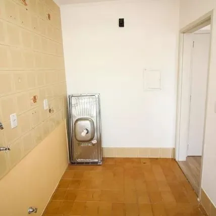 Imagem Apartamento com 2 dormitórios, banheiro auxiliar e 2 vagas cobertas.
