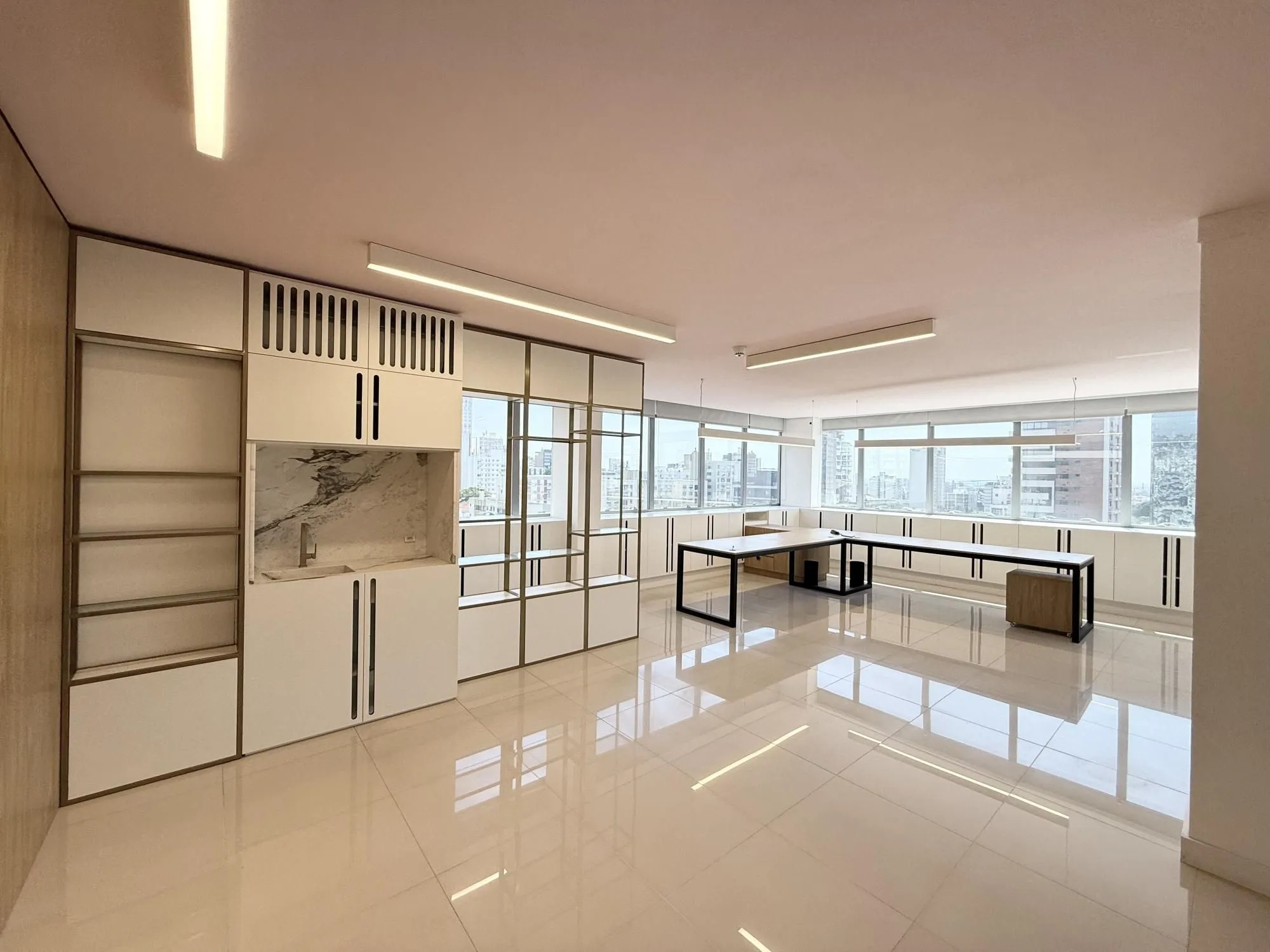 Imagem MÁFFER IMÓVEIS Sala comercial no bairro Auxiliadora, em ponto estratégico na Rua Eudoro Berlink, nº 354, região nobre de Porto Alegre, próxima às Avenidas Mariland e 24 de Outubro.