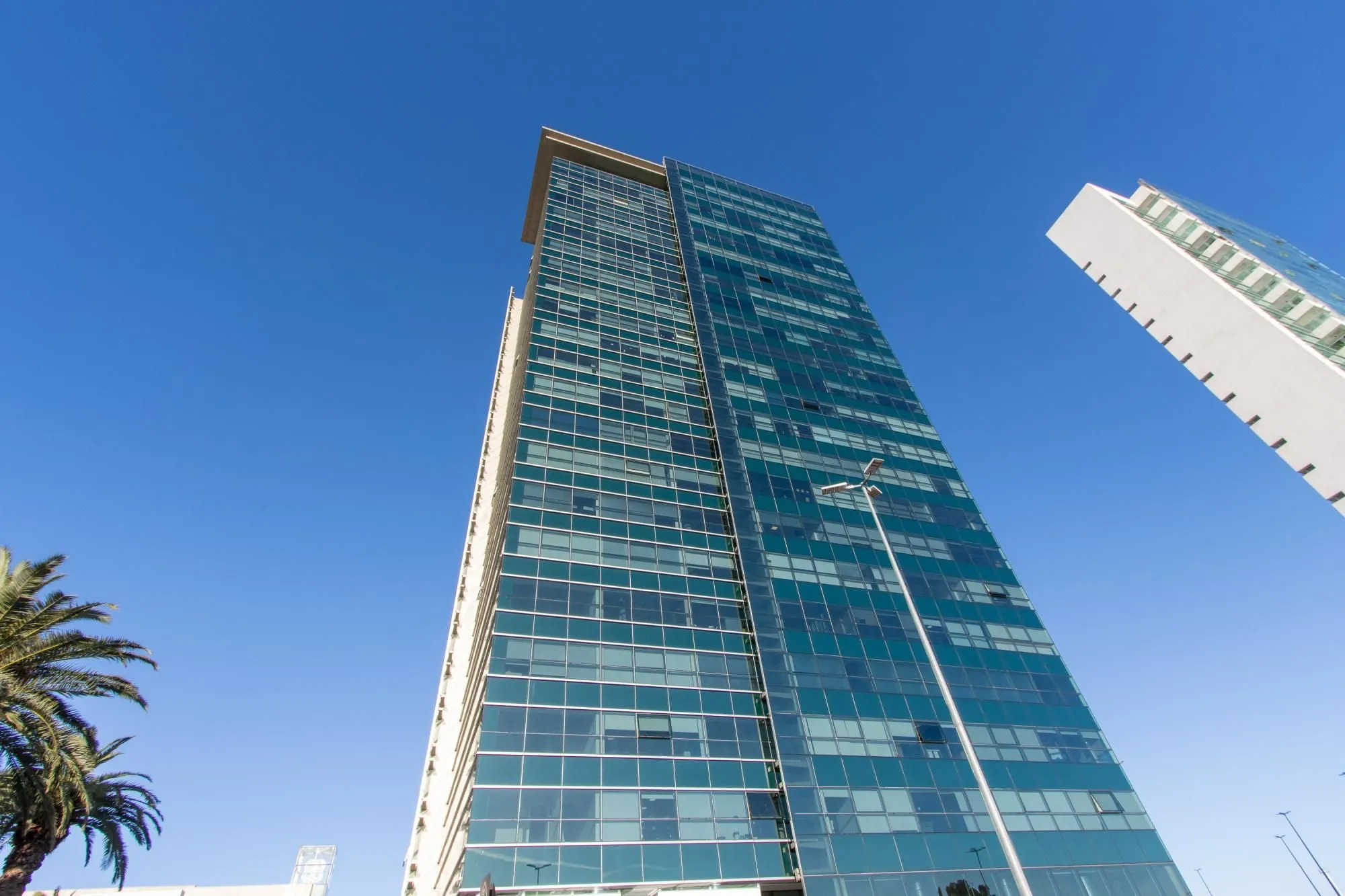 Imagem Sala Comercial no Ed. Cristal Tower junto ao Barra Shopping no Bairro Cristal