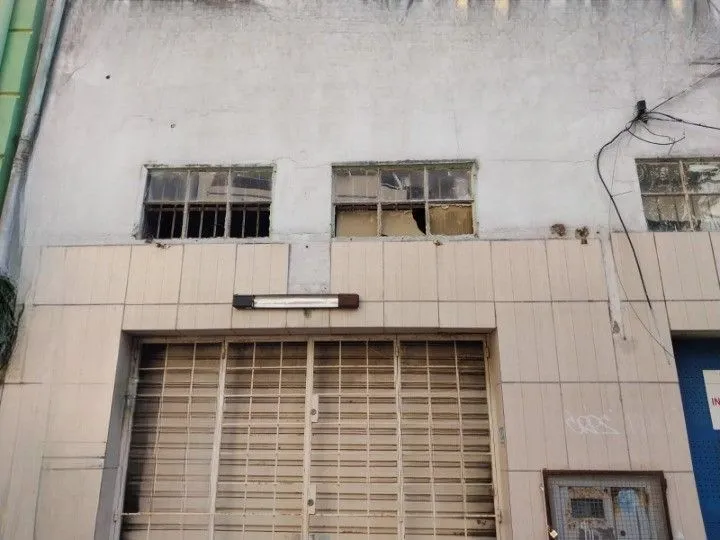 Prédio na Duque de Caxias, desocupado espaço amplo. Preço atrativo.