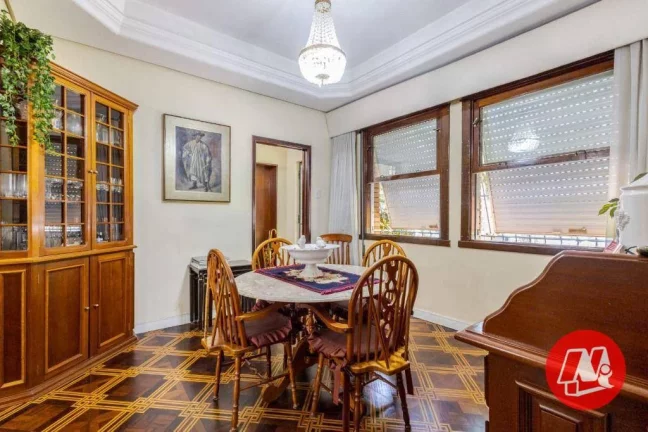 Imagem No bairro Rio Branco, casa de 337 m², semimobiliáda, 4 dormitórios, 3 vagas, jardim com piscina.