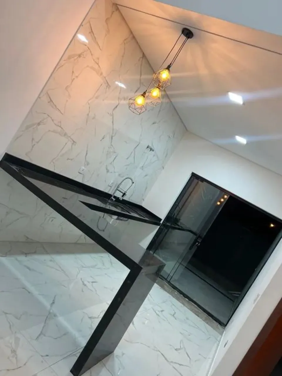 Imagem Casa em Condomínio à venda em Araçoiaba da Serra-SP, bairro Lago Azul: 3 quartos, 1 suíte, 1 sala, 3 banheiros, 2 vagas de garagem, 108m².