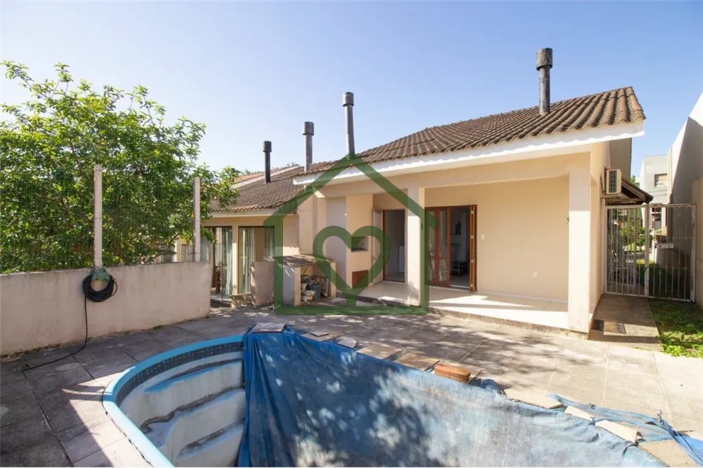 Imagem Conheça esta Casa Térrea 2 quartos, sendo 1 suíte; com varanda aos fundos com piscina e churrasqu...