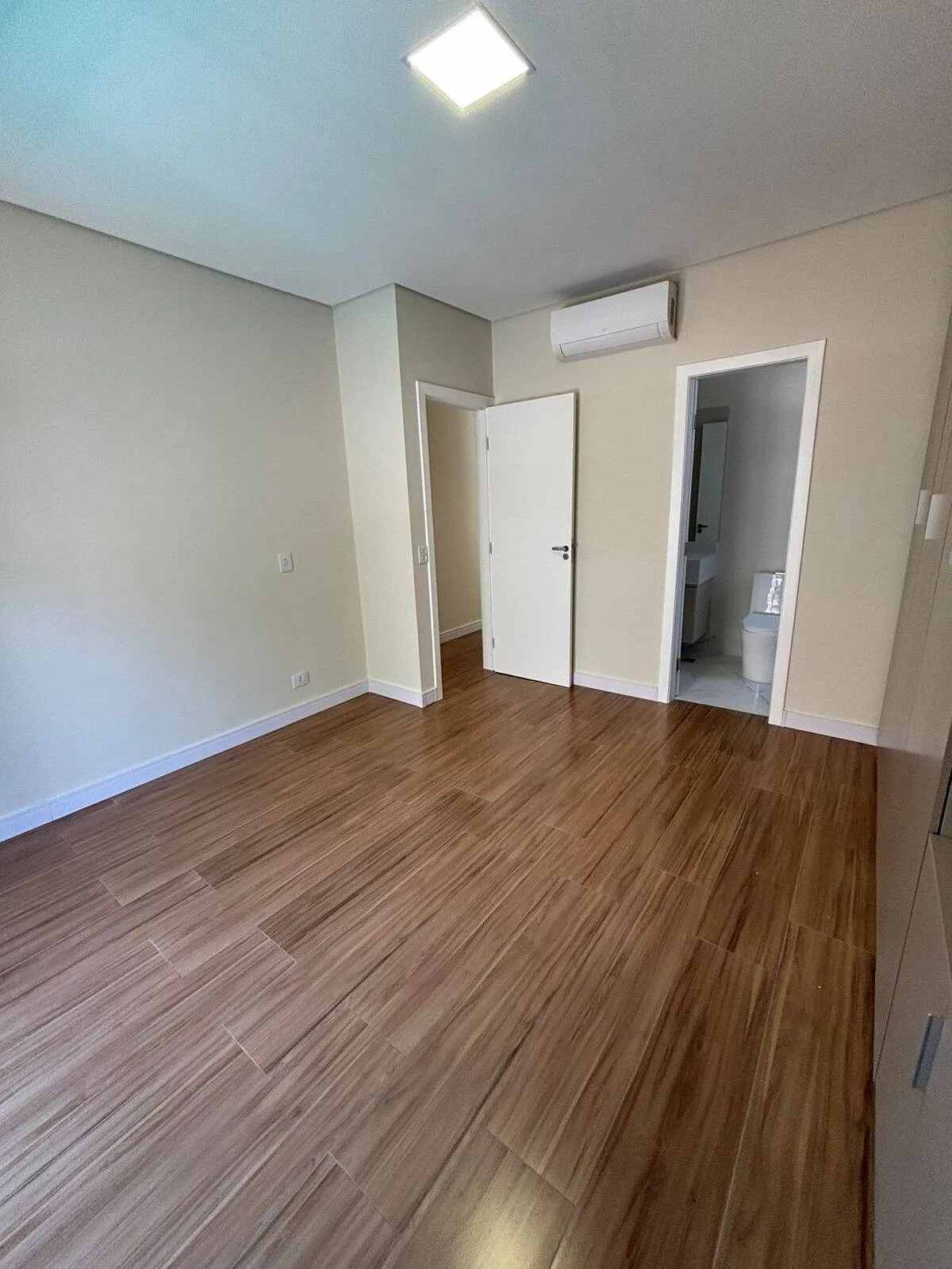 Imagem Casa Nova Planejada em Alphaville - 4 Dormitórios, 2 Suítes, Área de Lazer Completa e 4 Vagas