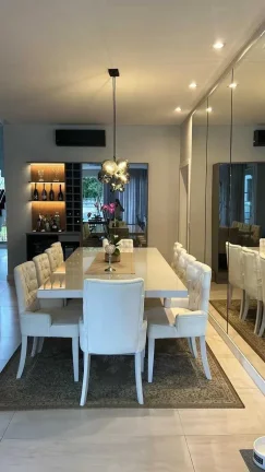 Imagem Casa mobiliada no Condomínio Caledônia com 4 suítes e 4 vagas de garagem em Camboriú-SC