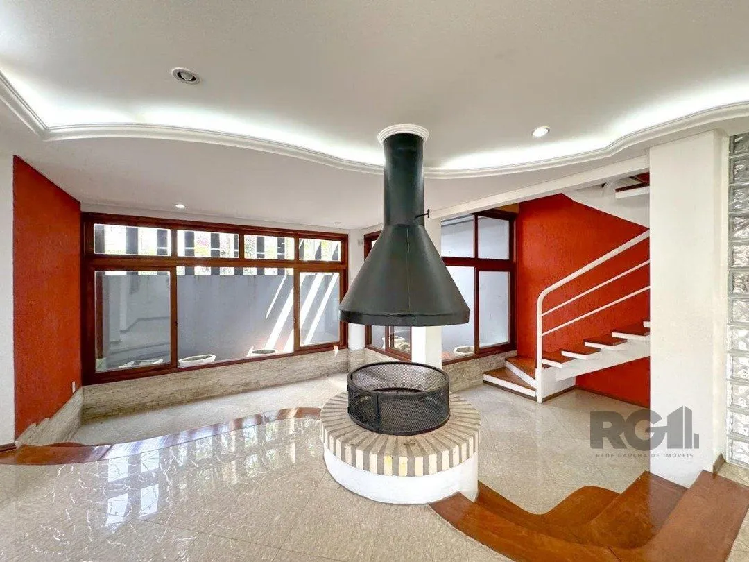 Imagem Com 4 suítes espaçosas, incluindo uma master com closet,
