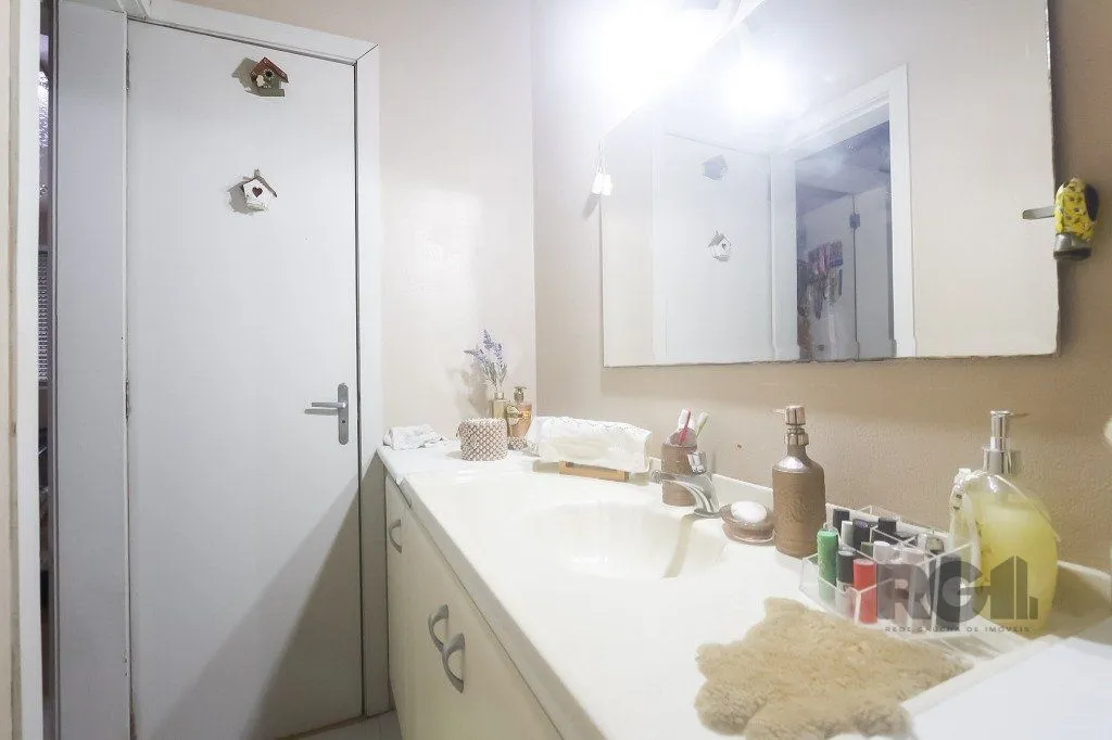Imagem Casa em condomínio, 77m², 2 dormitórios e 2 vagas no bairro Humaitá