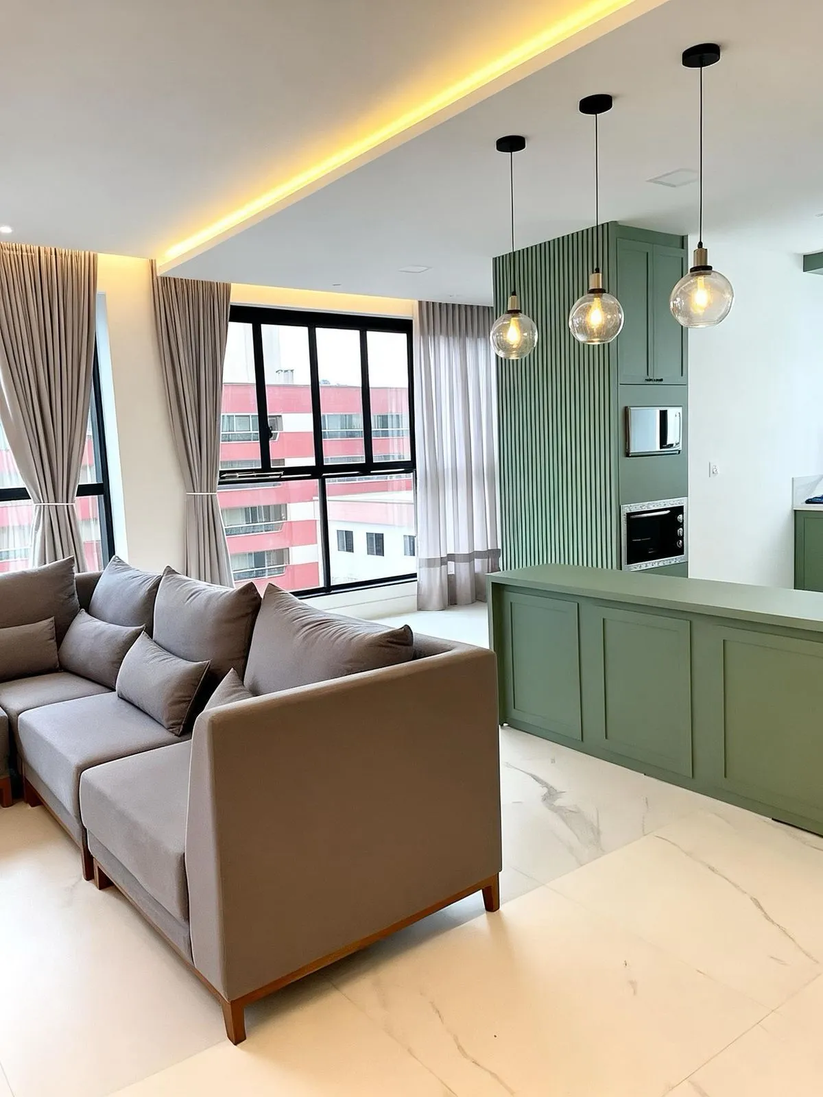Imagem LUXO NA QUADRA DO MAR EM MEIA PRAIA ITAPEMA: 127m² MOBILIADO COM 3 SUÍTES E 3 VAGAS