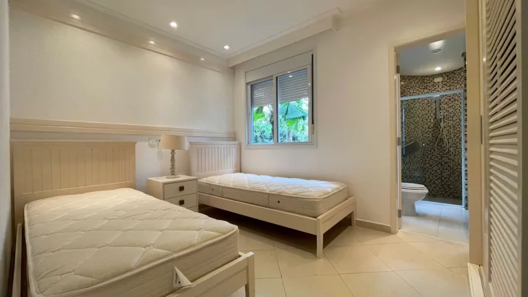 Imagem Casa de Luxo à Venda em Riviera de São Lourenço Módulo 30: 4 quartos, 1 suíte, 2 salas, 4 vagas, 220m² de área. Aproveite!