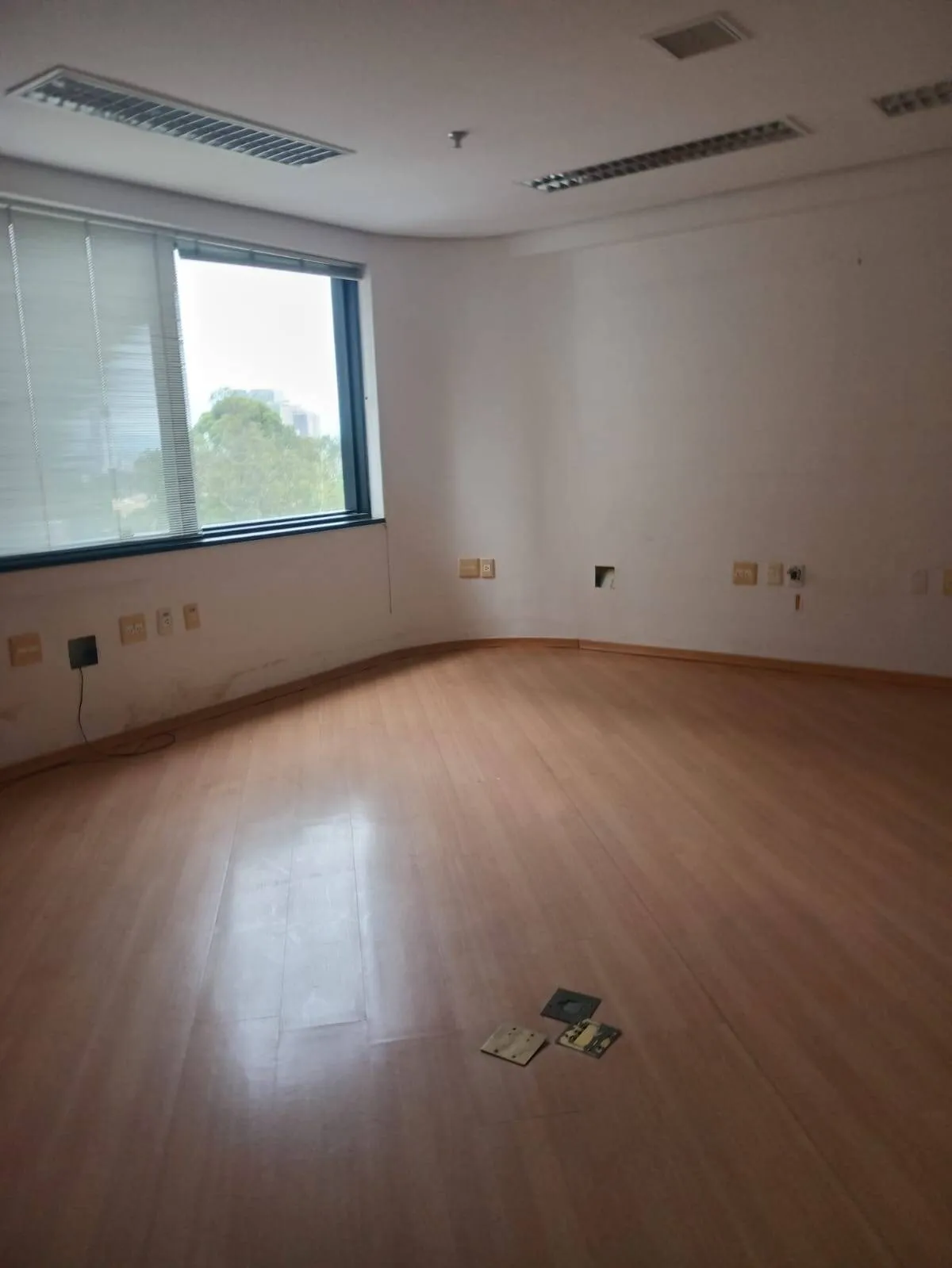 Imagem Sala Comercial de 140m² no Centro de Alphaville