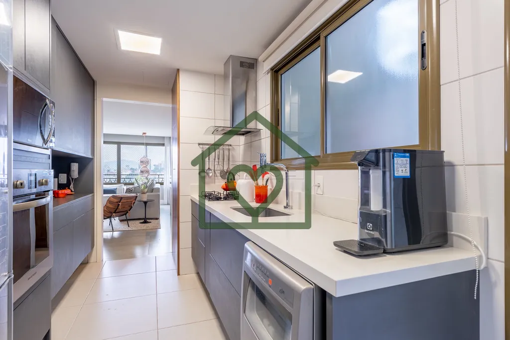 Imagem Bridge Imóveis vende com exclusividade BELISSIMO APARTAMENTO NO CLÁSSICO PETRÓPOLIS. 
Semimobilia...