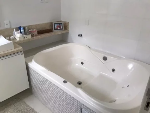 Imagem Requinte e sofisticação você encontra nessa casa , com 3 suítes uma com banheira hidromassagem, piscina, sala de cinema , localização privilegiada