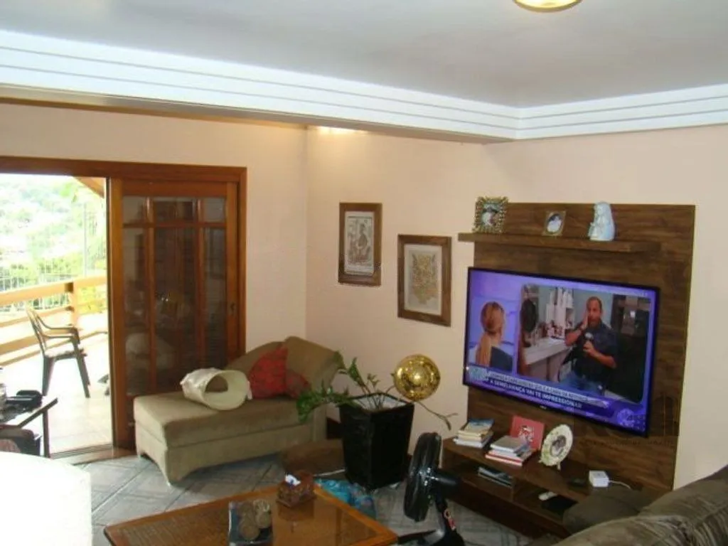 Imagem Casa de 370m² - 4 dormitórios, 2 suítes e 4 vagas de garagem no bairro Espírito Santo
