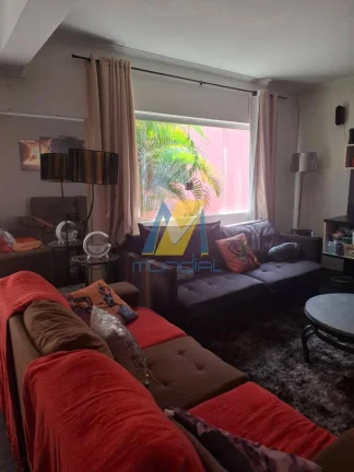 Imagem Sobrado Espaçoso com 300m², 4 Dorms, Edícula e 4 Vagas