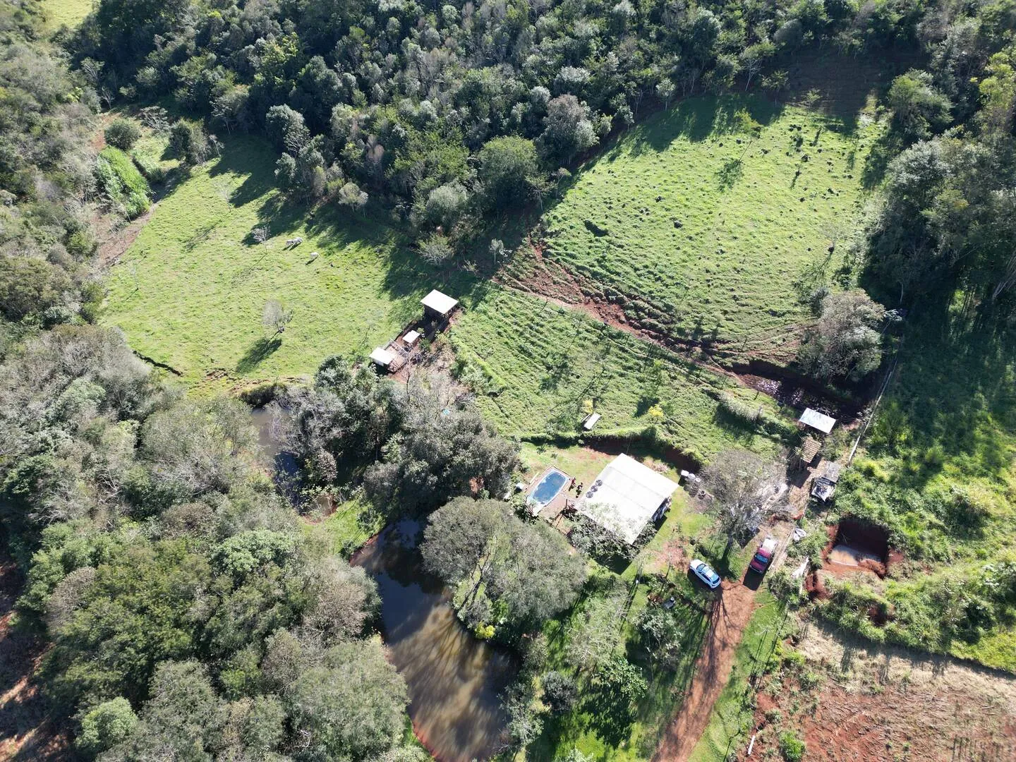 Imagem Chácara à venda em Lindoeste, 9 Km do Centro - 150m² - Piscina, Rio, Lago para pesca