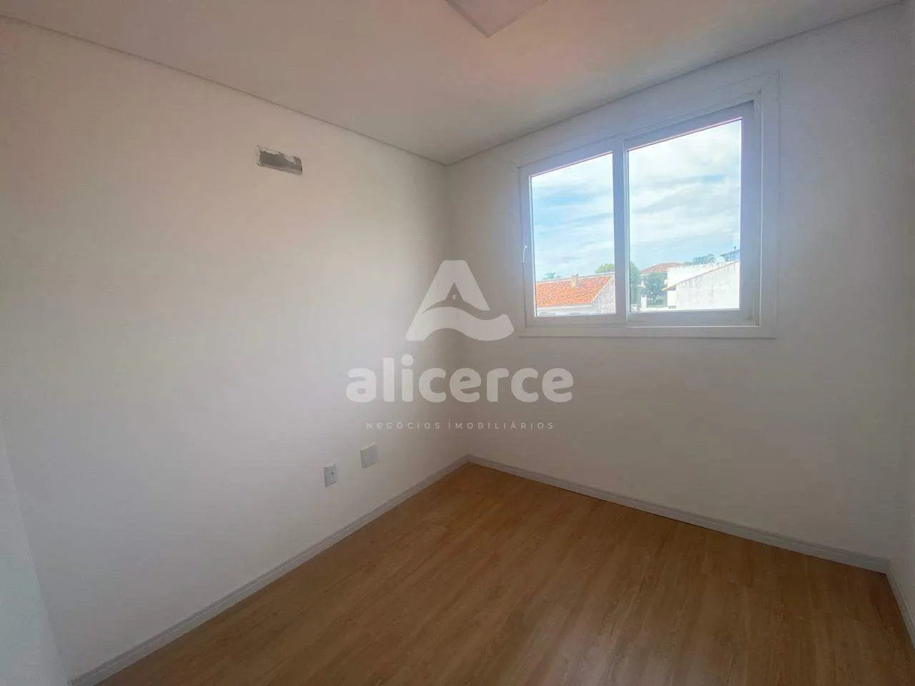 Imagem Apartamento para Locação em Coqueiros com 2 Dormitórios, 1 Suíte e Sol o Dia Todo