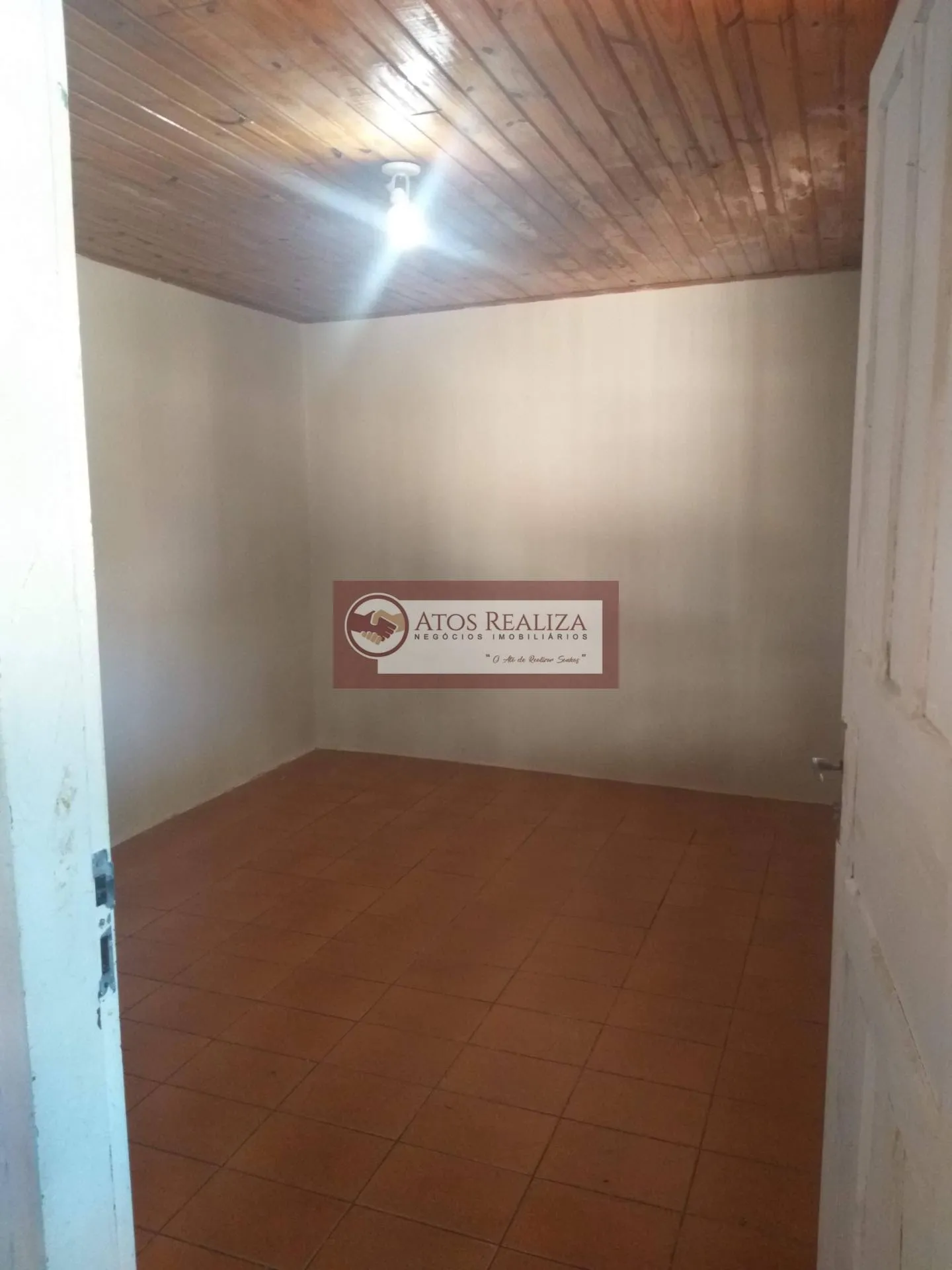 Imagem Vendo Oportunidade no Jardim Fraternidade. Casa Terreno, com 200m2 de área Total, o imóvel conta com, 3 dormitórios, sendo 1 Suíte, 2 vagas de Garagem, Edícula de 3 cômodos, Lavanderia, Aceita Financiamento, aceita Permuta. Valor de Oportunidade R$ 530K, 