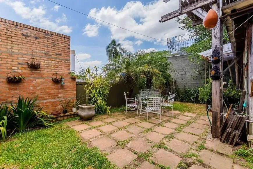 Imagem Casa térrea com 3 dormitórios, amplo pátio e 2 vagas de garagem cobertas.