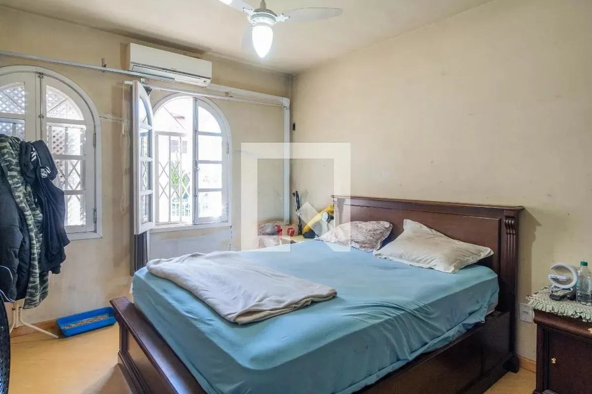 Imagem Casa á venda com 3 dormitórios no bairro Ipanema em Porto Alegre