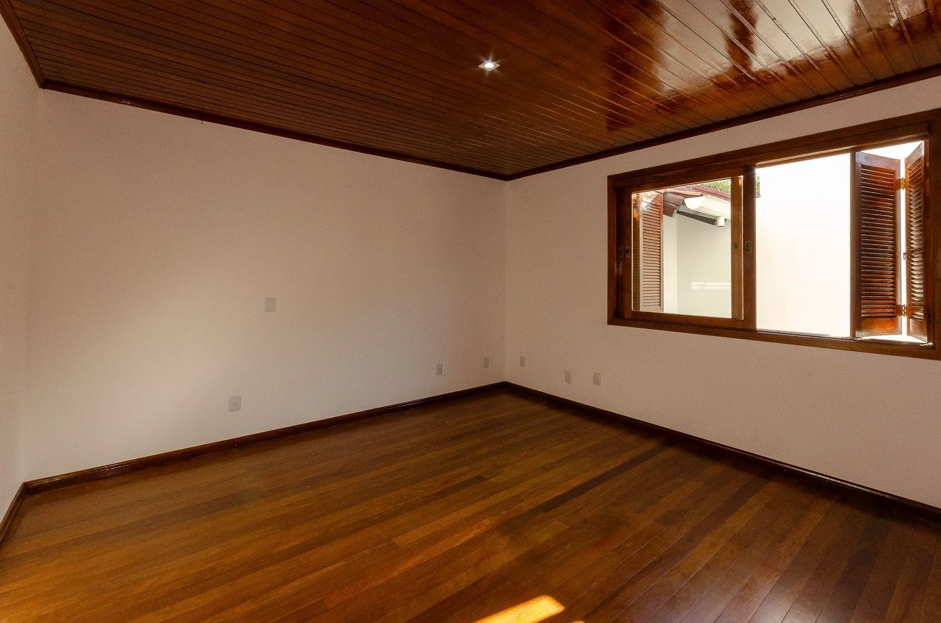 Imagem Casa Residencial de 4 Quartos à Venda em Porto Alegre, RS