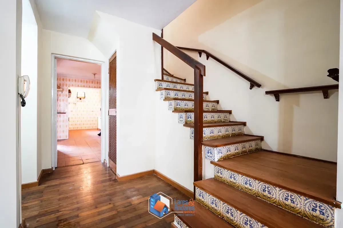 Imagem Sobrado para venda em Vila Santo Antônio com 6 quartos, sendo 1 suíte, 236m²