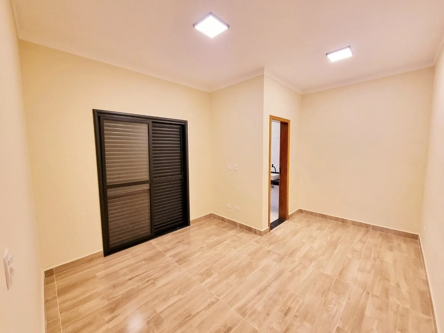 Imagem Exclusiva Casa Moderna no Condomínio Vila Romana: Ambientes Integrados, Área Gourmet, Suíte Ampla e Detalhes em LED para Conforto e Sofisticação