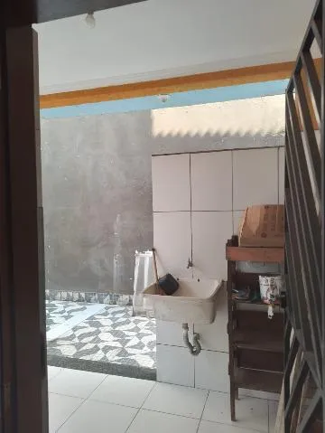 Imagem VENDA DE CASA NO JORDANÓPOLIS, EM ARUJÁ/ SP, 150M², c/ 3 dorm, sendo 2 suítes, 3 salas, cozinha, escritório, lavanderia e 4 vagas p/ auto. CONSULTE-