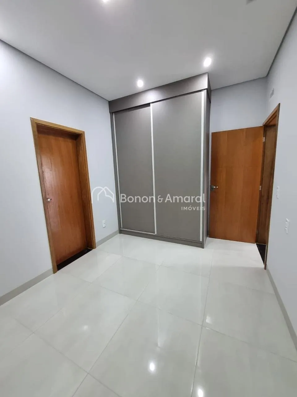 Imagem Casa à venda no condomínio Campos do Conde 2 em Paulínia, com 3 suítes e piscina.