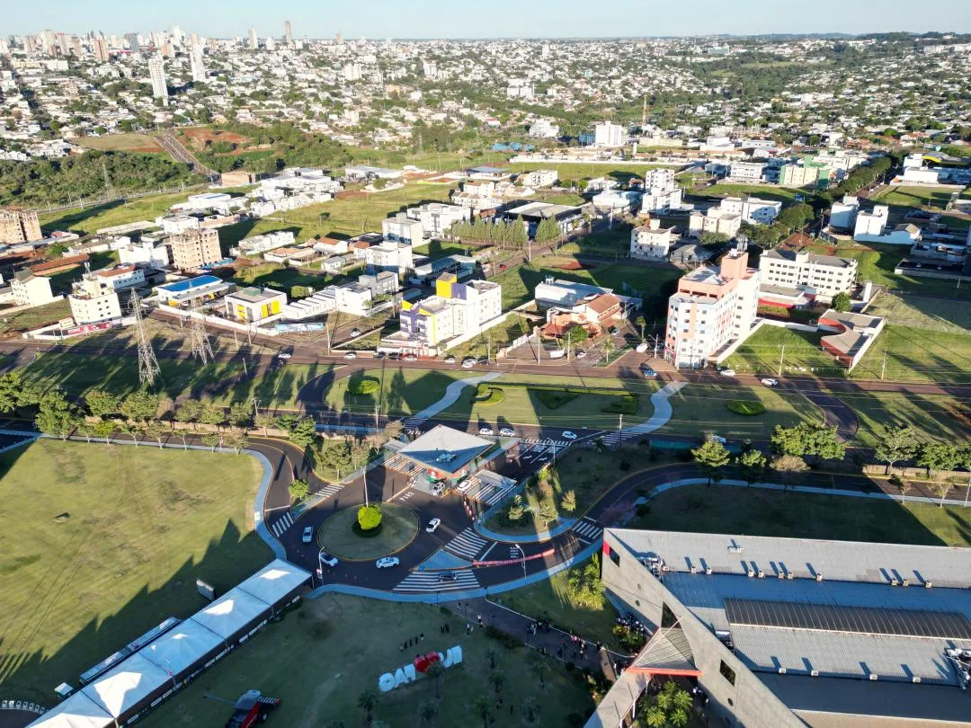 Imagem Terreno de esquina com sala comercial e apartamento, Bairro Fag, Cascavel - Venda