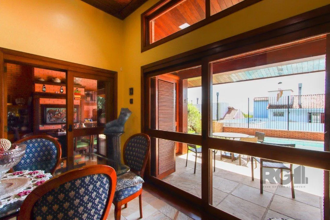 Imagem Casa com 4 dormitórios, sendo 1 suíte, com 2 vagas cobertas, no bairro Nonoai, Porto Alegre, RS